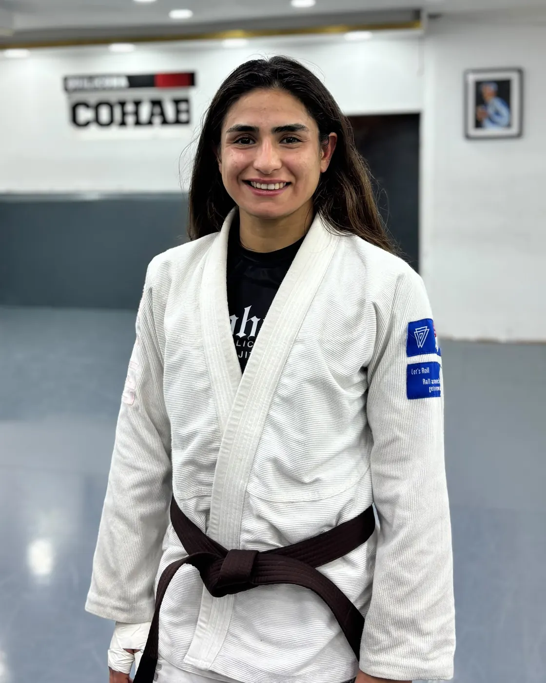 Mestre Javiera Fuentes, profesora principal de Cohab Quilicura, con kimono blanco y cinturón marrón en la academia